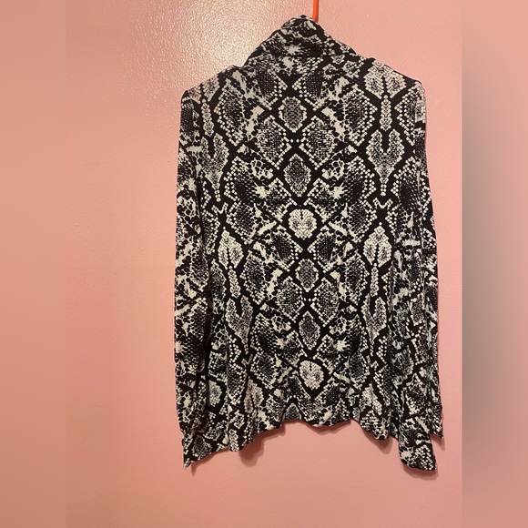 Black & White Turtle Neck, Must Have. Size XL - Picture 2 of 2